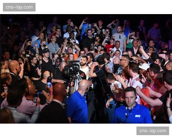 UFC Fight Night现场：主赛突发意外，因场馆停电中断45分钟