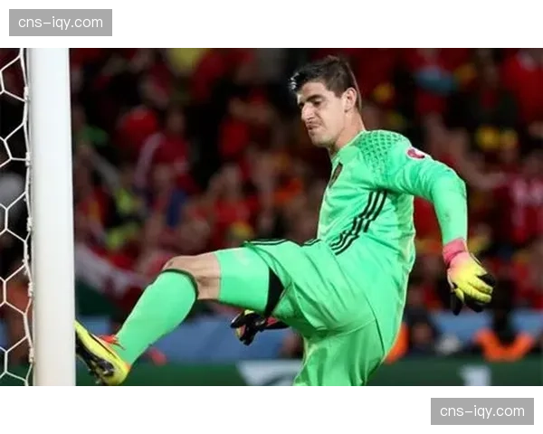 特写：诺伊尔扑出关键点球后的怒吼。