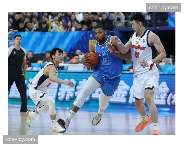 【2026年4月CBA联赛·赛中·报道CBA季后赛首次实现场内多语言实时解说，覆盖英、韩、菲律宾语